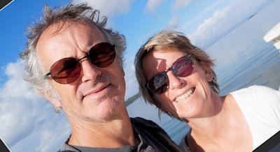 Selfie d'un couple dos à la mer