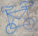 grafiti mélangeant une enveloppe et un velo