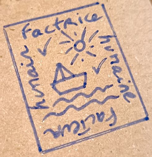 Super timbre dessiné sur notre premier courrier par l'expéditrice dessin d'un timbre postal fictif "factrice humaine - facteur humain"
